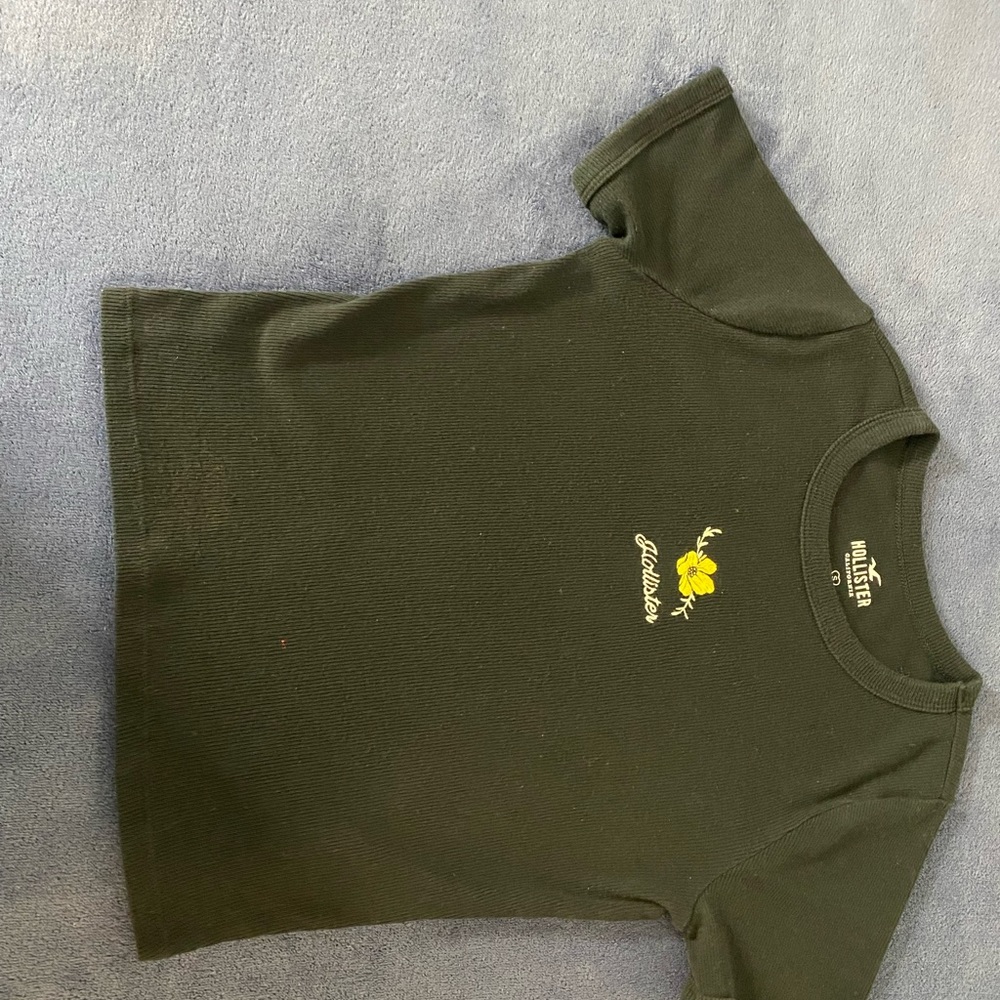 small black Hollister T-shirt with yellow flower